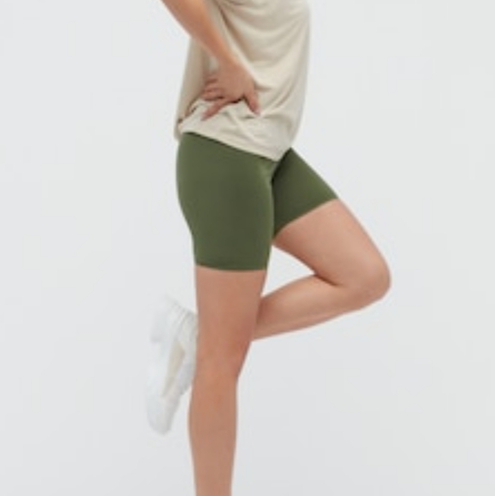 Airism Uniqlo bike shorts - Picture 2 of 4